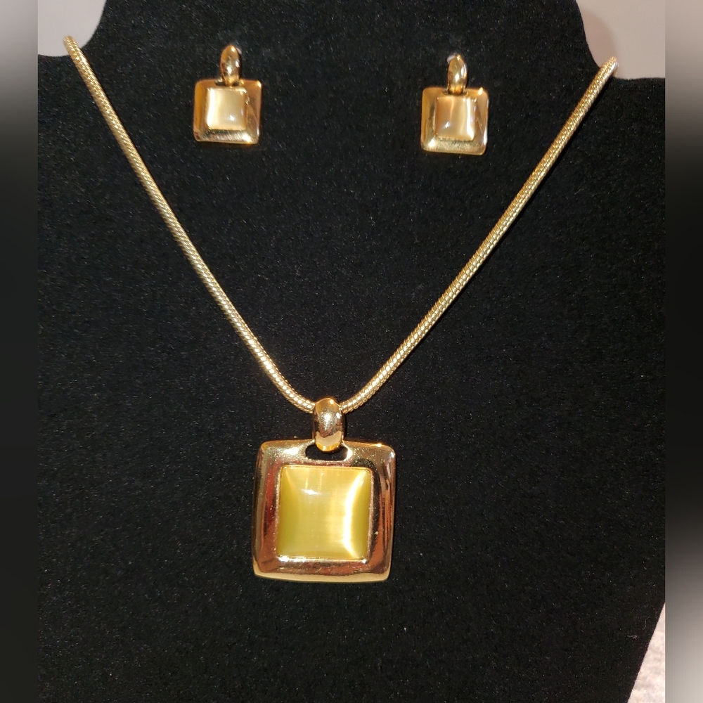 🗝Vtg Roman Jewelry Set – Gold-Tone Necklace & Earrings with Square Stone Accent